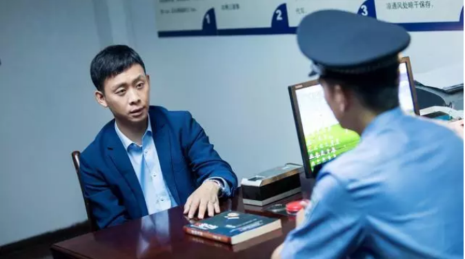 張譯、張國(guó)立、李建義領(lǐng)銜都市情感劇《我的親爹和后爸》今晚重磅播出！