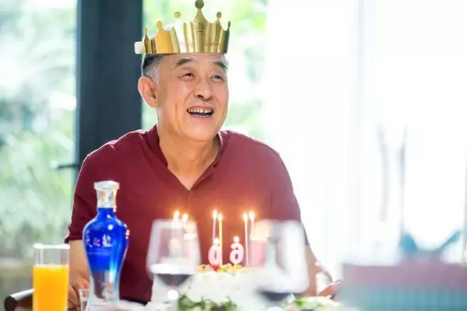 張譯、張國(guó)立、李建義領(lǐng)銜都市情感劇《我的親爹和后爸》今晚重磅播出！