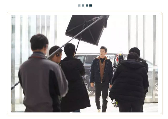 探班網(wǎng)劇《走起！我的天才街坊》 韓東君牽手彭小苒開(kāi)啟甜虐模式