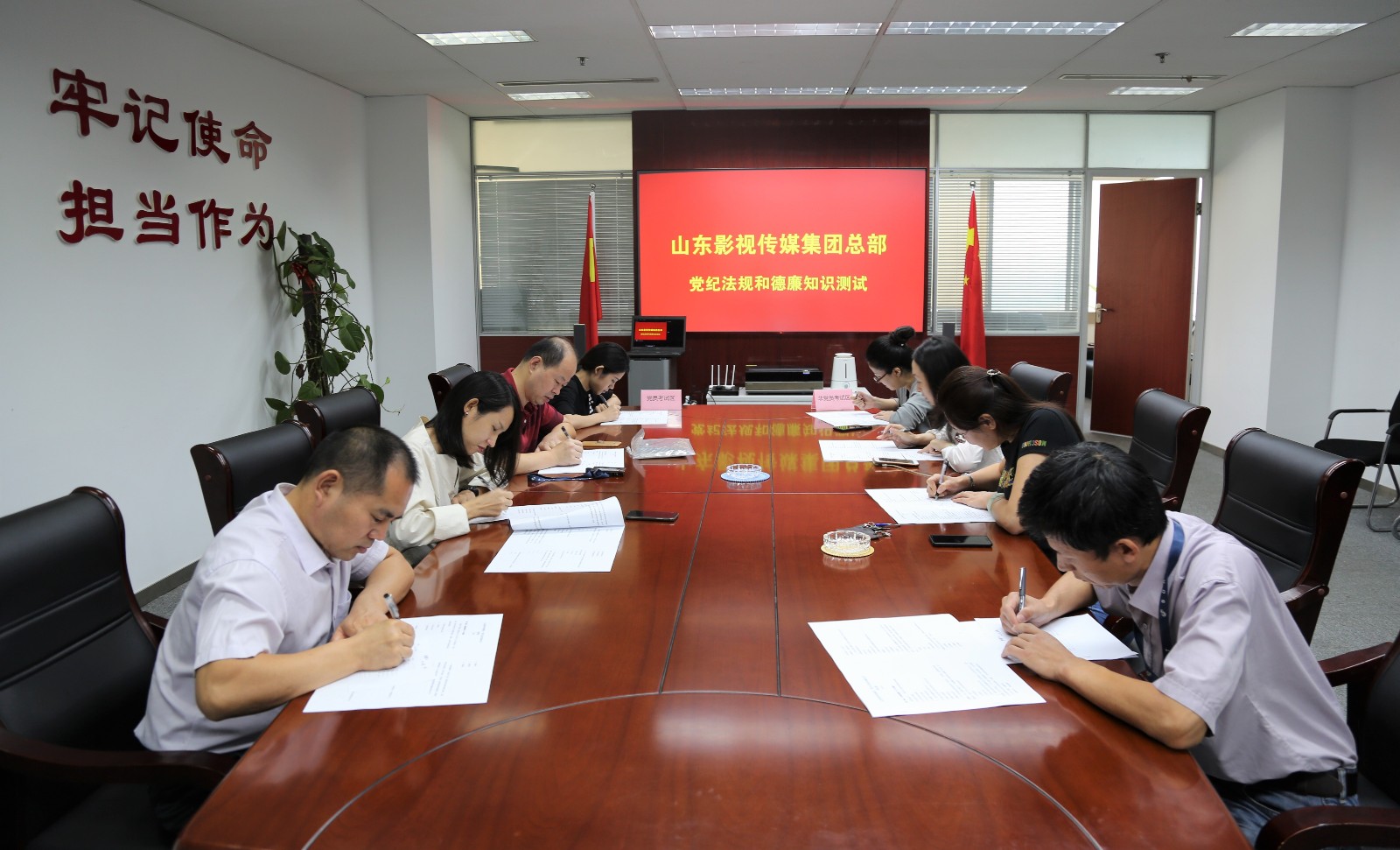 山影集團(tuán)組織開展黨紀(jì)法規(guī)和德廉知識集中學(xué)習(xí)測試